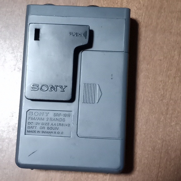 Retro Sony Walkman FM Stereo / AM Reciever SRF-19W - Picture 4 of 5